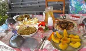 Una mesa dispuesta con diferentes platos, incluyendo una jarrón, cuencos y fuentes de comida.