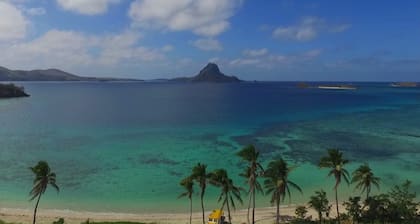 Traditionelles Bure am Strand im authentischen Yasawa Village
