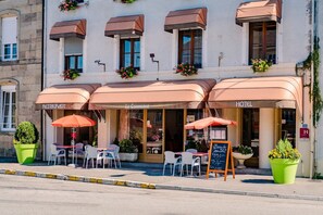 Front of property - Hotel Le Commerce (Dompaire)