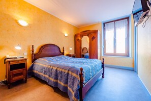 Double Room (2) | Individually decorated, individually furnished, desk, iron/ironing board - Hotel Le Commerce (Dompaire)