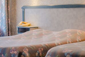 Family Room (4) | Individually decorated, individually furnished, desk, iron/ironing board - Hotel Le Commerce (Dompaire)