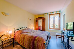 غرفة مزدوجة (8) | بديكورات فريدة لكل غرفة وطراز فريد لكل وحدة ومكتب ومكواة/لوح كي
