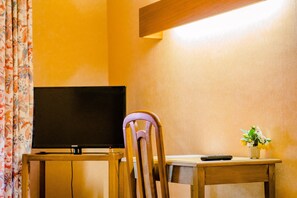 Enkeltrom (1) | Individuelt dekorert, individuelt innredet og skrivebord