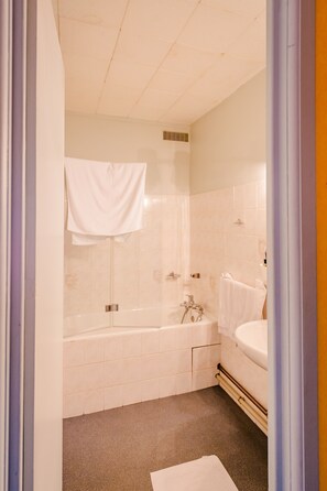 Quarto casal (2) | Banheiro | Secador de cabelo, toalhas de banho, sabonete, papel higiênico