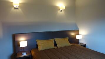 5 bedrooms, iron/ironing board, internet, bed sheets