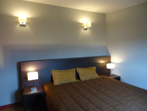 5 間睡房、熨斗/熨衫板、上網、床單