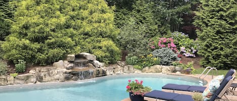 Una piscina al aire libre, una piscina climatizada