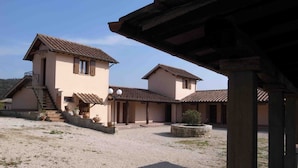 A building with a courtyard, a staircase, and a pergola. - New structure in a quiet and convenient location for visiting Umbria and the surrounding area. (Amelia)