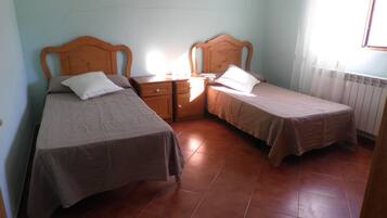 5 sovrum, strykjärn/strykbräda och sängkläder