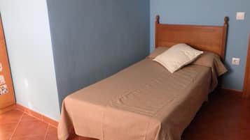 5 habitaciones, tabla de planchar con plancha y ropa de cama
