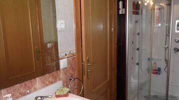 Hårtork, handdukar, tvål och toalettpapper