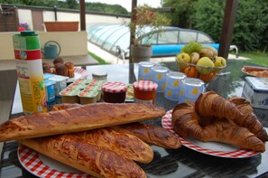Tägliches inbegriffenes kontinentales Frühstück