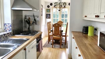 House, 3 Bedrooms | Private kitchen | Fridge, microwave, oven, stovetop