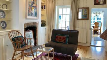 House, 3 Bedrooms | Living area | 32-inch flat-screen TV with cable channels, TV