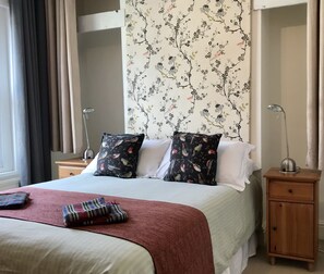 Een strijkplank/strijkijzer, reisbedje, gratis wifi, beddengoed