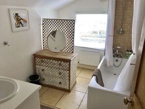 Badewanne, Haartrockner, Handtücher, Seife