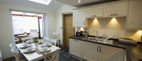 Kjøleskap, mikrobølgeovn, ovn og kokeplater