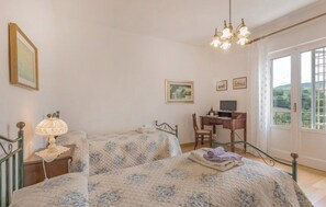 4 bedrooms, desk, free WiFi