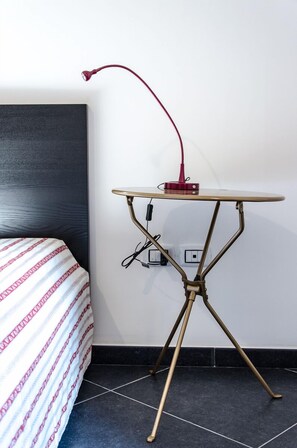 1 dormitori, planxa i posts de planxar i un bressol de viatge