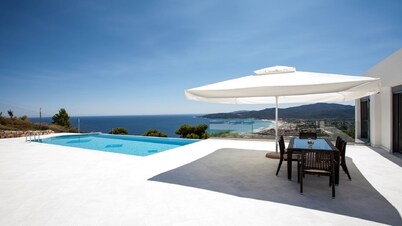 Villa with private pool and breathtaking views of the sea and Mount Athos