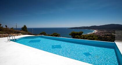 Villa on oma uima-allas ja henkeäsalpaavat näkymät merelle ja Athos-vuorelle
