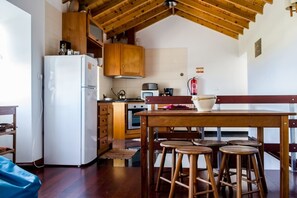 Réfrigérateur, four à micro-ondes, un four, grille-pain