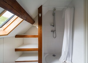 Combined shower/bathtub, hair dryer, towels - Chateau / countryhouse (Fresnoy-Folny)