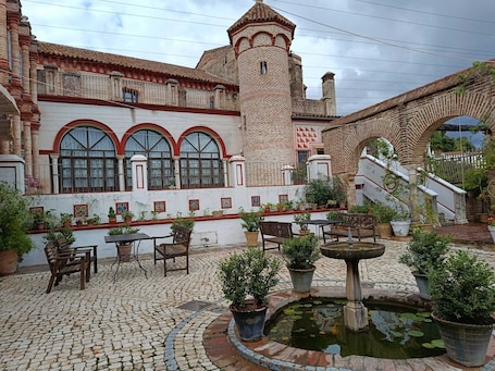 Outdoor dining. El Palacio de San Benito