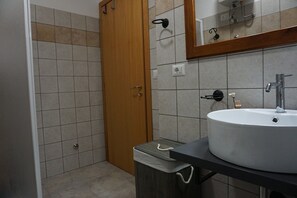 Shower, hair dryer, bidet - VILLA LIDO PIZZO (Marina di Mancaversa)