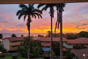 A hotel with multiple buildings, palm trees, and a sunset view. - Studio Vue mer des Caraïbes, un Petit Coin de Paradis (Sainte Anne)