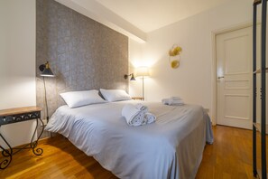 2 Schlafzimmer, Schreibtisch, Bügeleisen/Bügelbrett, Reisekinderbett