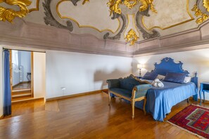 2 室のベッドルーム、デスク、アイロン / アイロン台、旅行用ベビーベッド