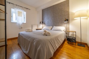 2 dormitorios, escritorio, tabla de planchar con plancha y cuna de viaje