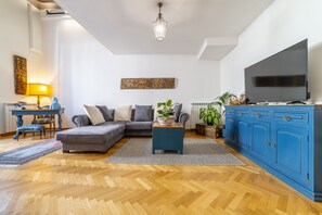 Una televisión LED, libros