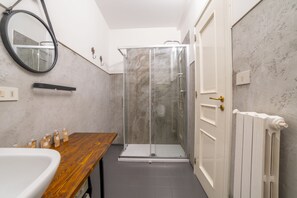 シャワー、ヘアドライヤー、ビデ、タオル