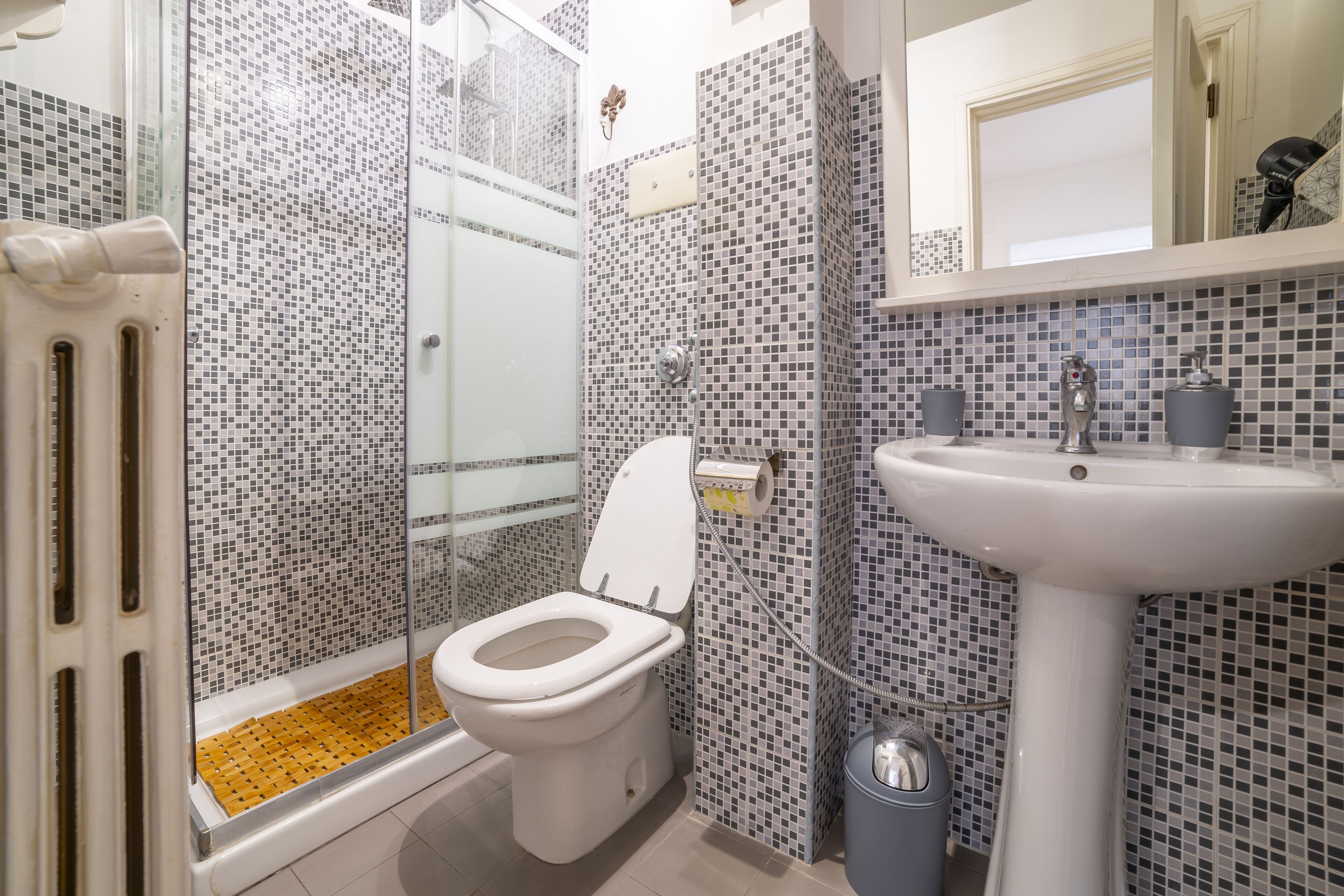 Un baño con inodoro, ducha y lavamanos.