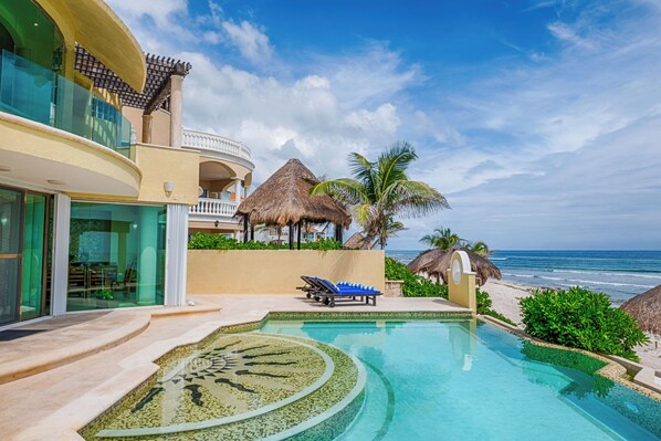 Outdoor pool, an infinity pool - Villa Arghy: Private Beachfront House in Tulum, Mexico with Infinity Pool (Tulum)