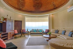 Smart TV, DVD player, books, music library - Villa Arghy: Private Beachfront House in Tulum, Mexico with Infinity Pool (Tulum)