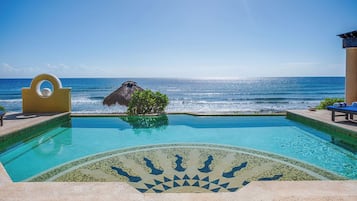 Piscina all'aperto, una piscina a sfioro