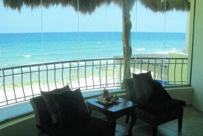 Property grounds - Villa Arghy: Private Beachfront House in Tulum, Mexico with Infinity Pool (Tulum)