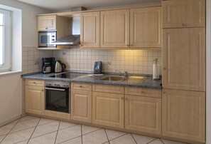 Kühlschrank, Mikrowelle, Ofen, Geschirrspüler