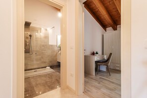 Dusche, Haartrockner, Bidet, Handtücher