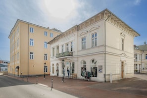 Un immeuble dont le rez-de-chaussée est occupé par un commerce et dont les étages supérieurs sont destinés à des logements ou à des activités commerciales.