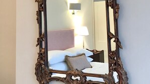 A mirror with an ornate wooden frame. - The Walton House near City Center (Oxford)