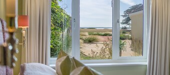 Utsiktene fra begge eiendommene er spektakulære - med utsikt over de strålende og uberørte marshlands of