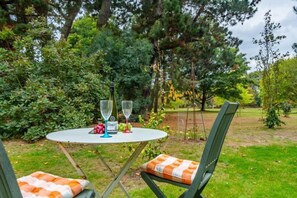 Outdoor dining - Marsh Lodge, Aldeburgh (Aldeburgh)