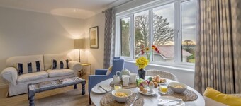 Utsikten från båda fastigheterna är spektakulär - med utsikt över de härliga och orörda marshmarkerna