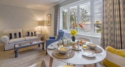 Las vistas desde ambas propiedades son espectaculares, con vistas a las gloriosas y vírgenes marismas de