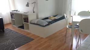 A compact room with a bed, a desk, and a chair. - FeWo II, V und VI  - Altstadt - Am grossen Garten (Dresden)