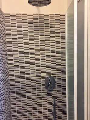 Chuveiro, secador de cabelo, bidê 